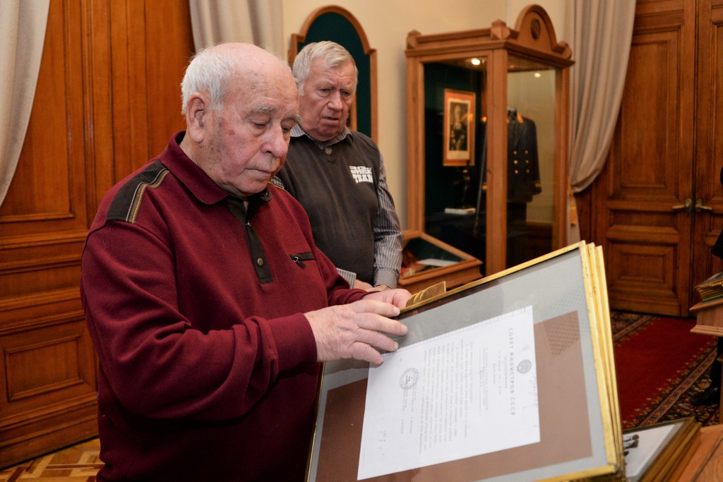 Бурцев А.С. внимательно изучает документы, представленные в музее.