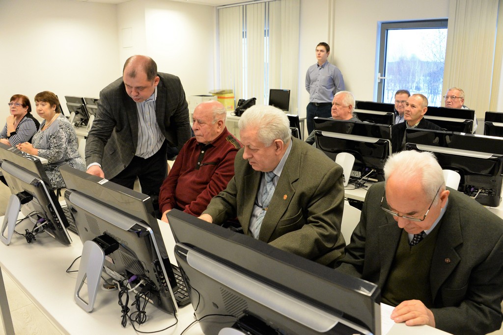 (слева-направо) Бурцев А.С., Роянов Н.И. и Морозов А.В. за изучением содержания представительства организации в Интернет