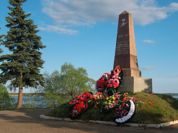 Памятник А.К.Панкратову в Новогороде