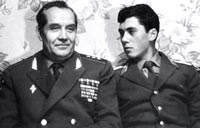 На снимке: Военная династия Гареевых: курсант и генерал-полковник, 1980 г.