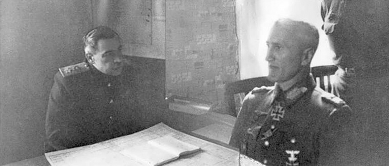 Командующий войсками Ленинградского фронта Маршал Советского Союза Л.А. Говоров допрашивает командующего 16-й немецкой армии генерала горных войск С. Фолькамера. 1945 г.