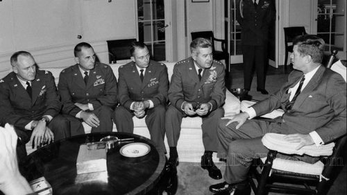 Дж. Кеннеди беседует с начальником штаба ВВС США и лётчиками, совершавшими разведполёты над Кубой в октябре 1962 г.
