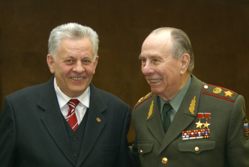 Генерал армии И.М. Третьяк и Н.И. Роянов на встрече ветеранов КДВО. 06.02.2006 г.