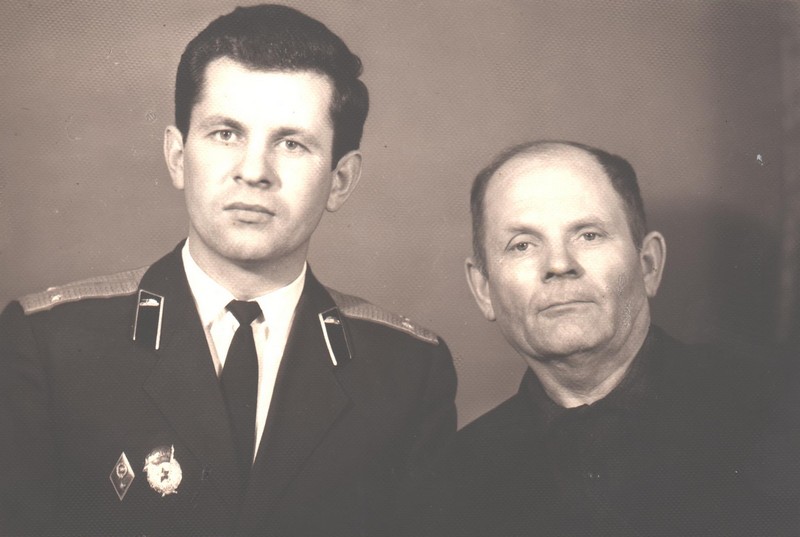 Выпускник Хгв.ВТКУ лейтенант Н.И. Роянов с отцом старшим лейтенантом в отставке И.А. Рояновым. 25.07.1970 г.