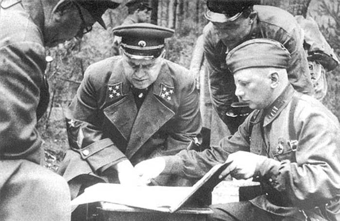 Командующий Резервным фронтом генерал армии Г.К. Жуков с офицерами на совещании на командном пункте под Ельней