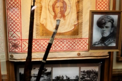 На стенде – портрет вице-унтер-офицера Г.К.Жукова (1916 г.) и знамя российской армии с изображением лика Христа и надписью «С нами Бог».